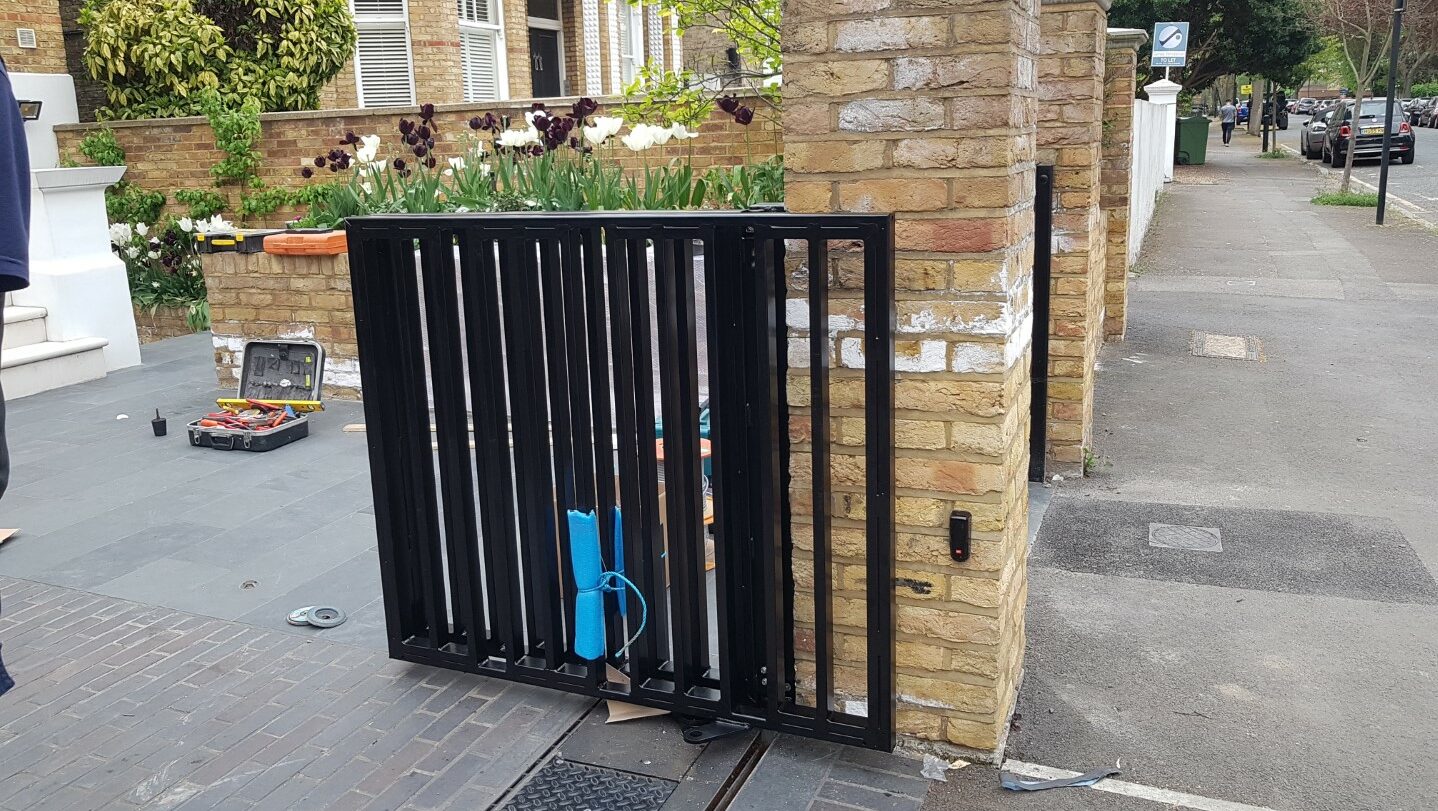 Automatic residential bifolding gate