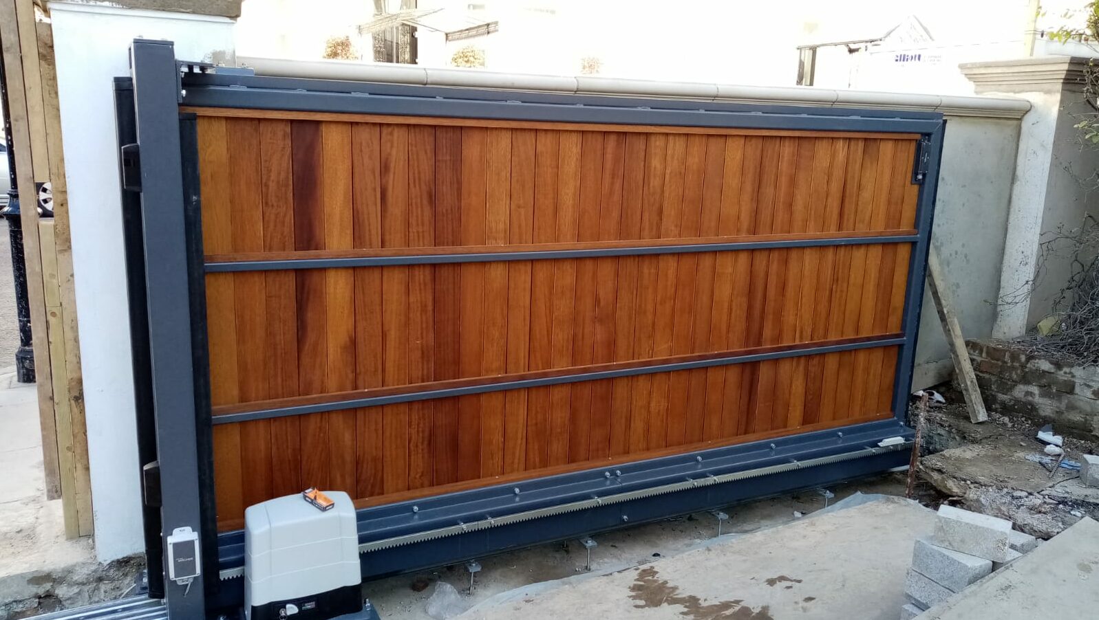 Automatic wooden sliding gate