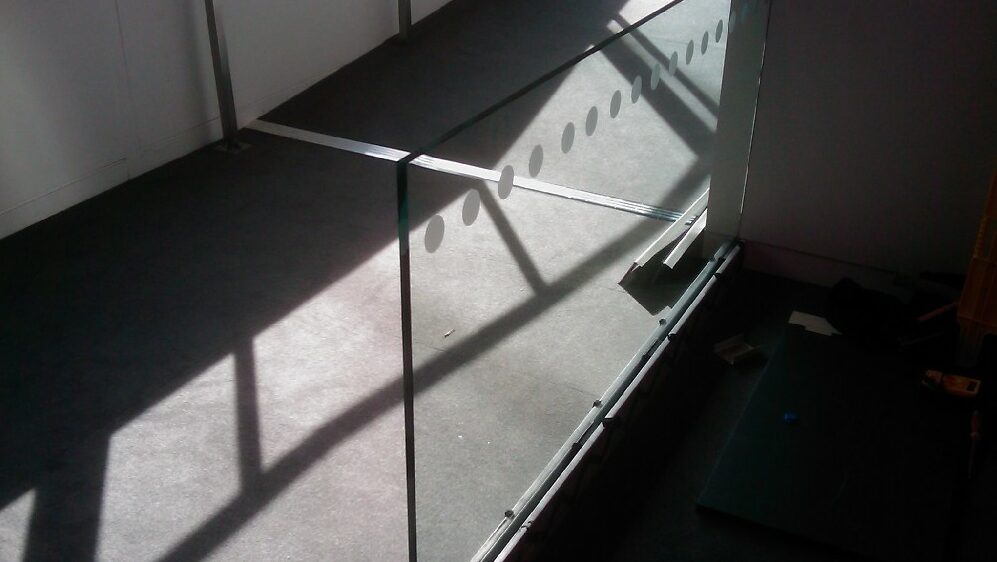 Frameless glass pedestrian barrier