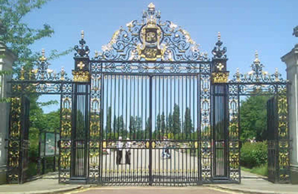 Automatic decorative gates