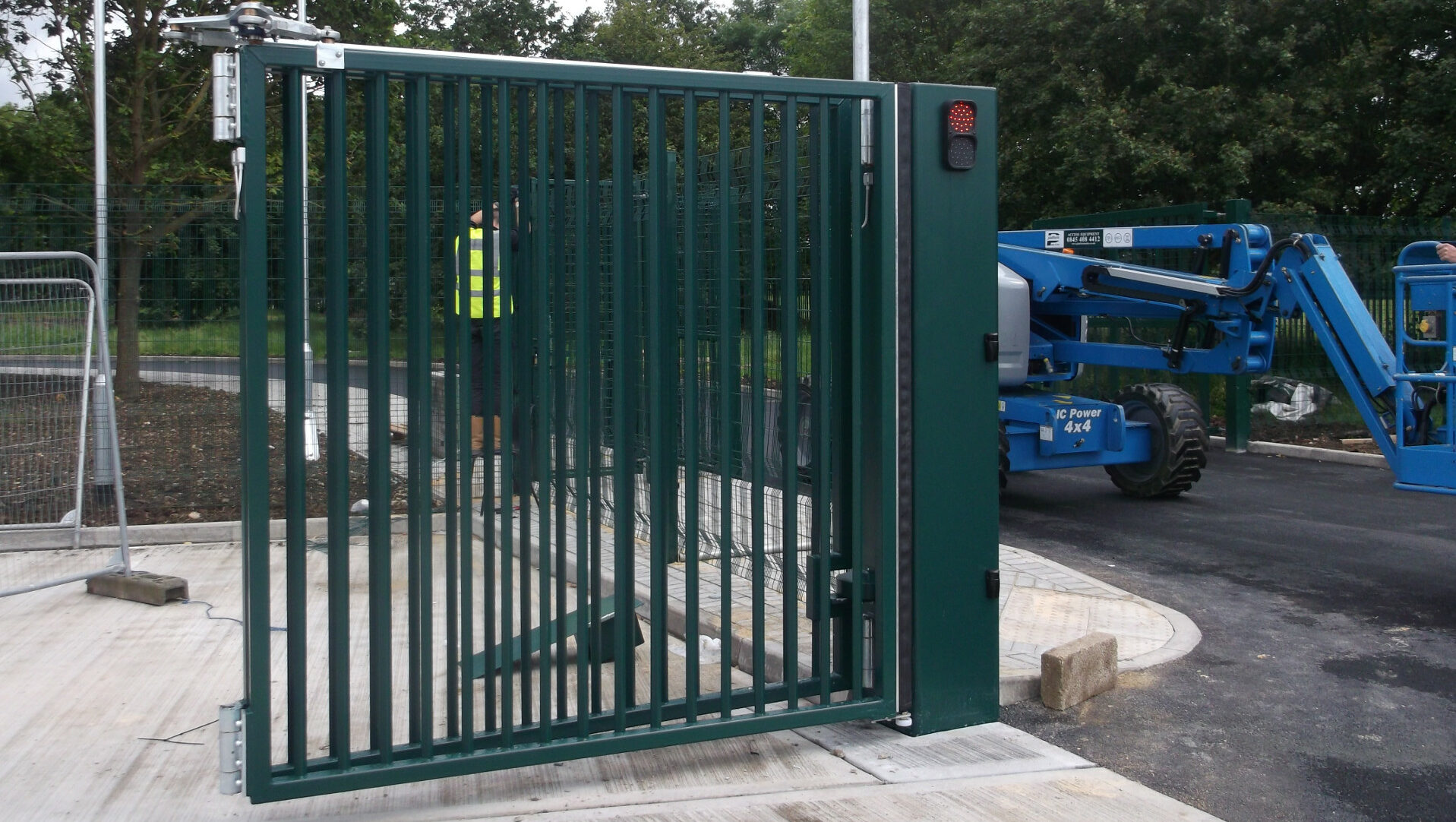 Wide biparting automatic commercial bifolding gate