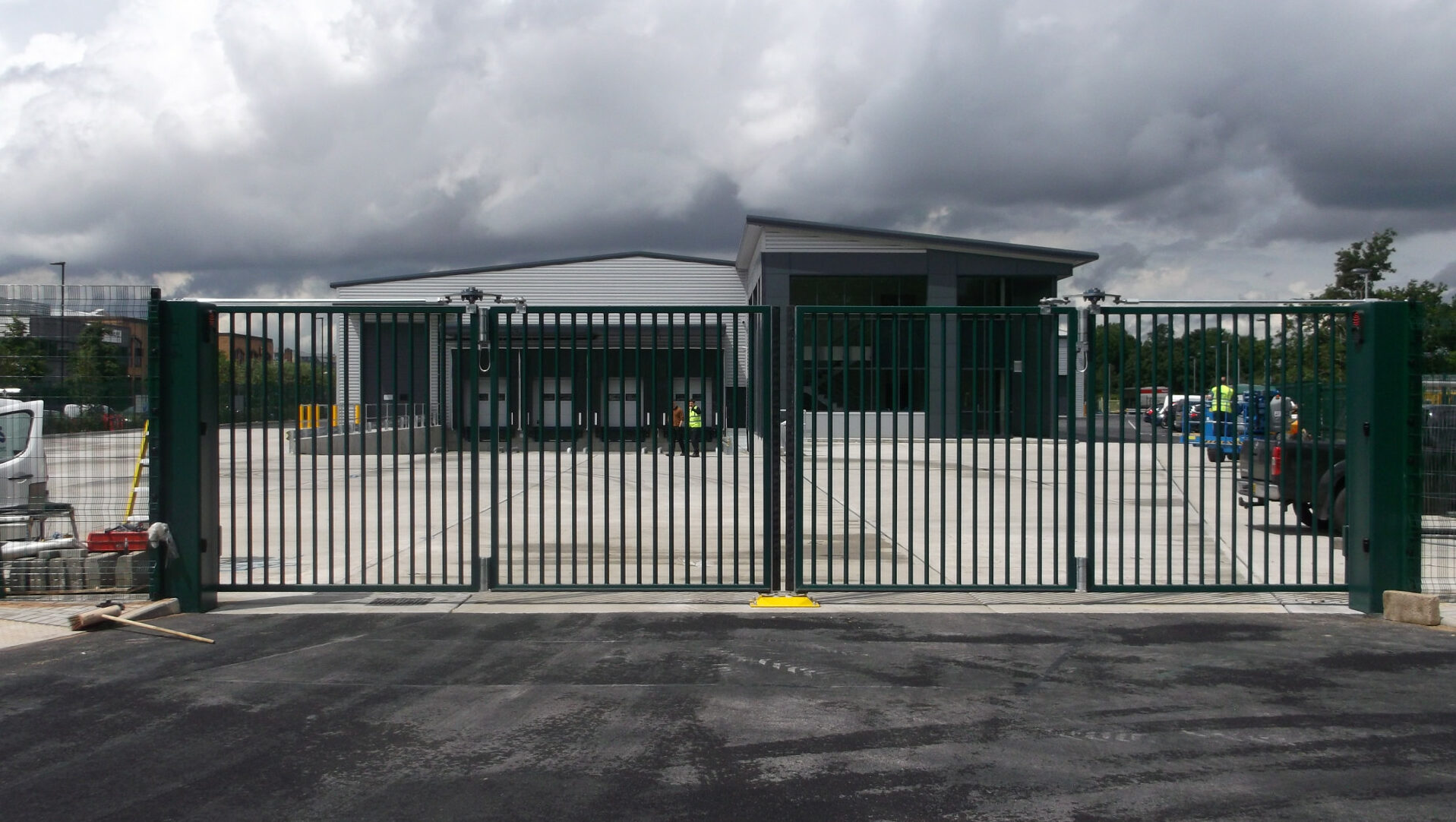 Wide biparting automatic commercial bifolding gate