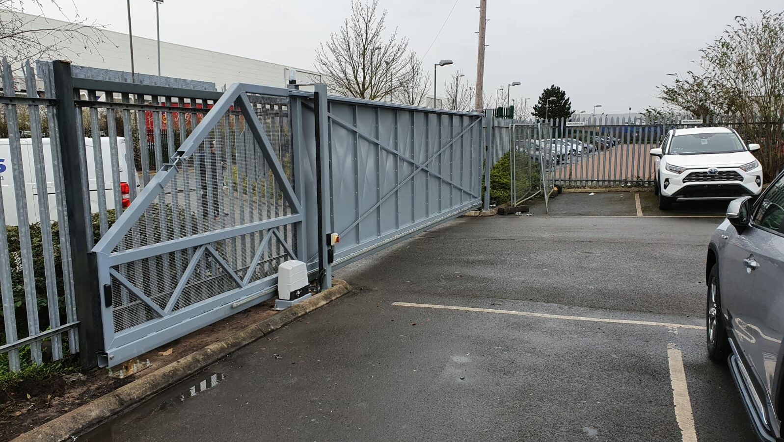 Automatic industrial gate