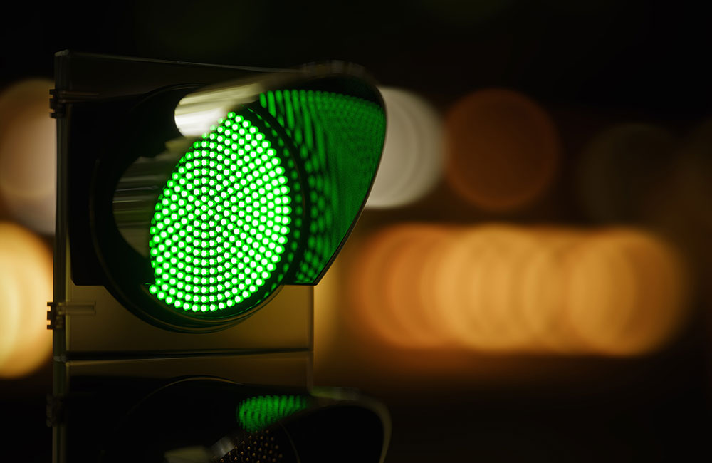 Green-illuminated LED traffic light lamp