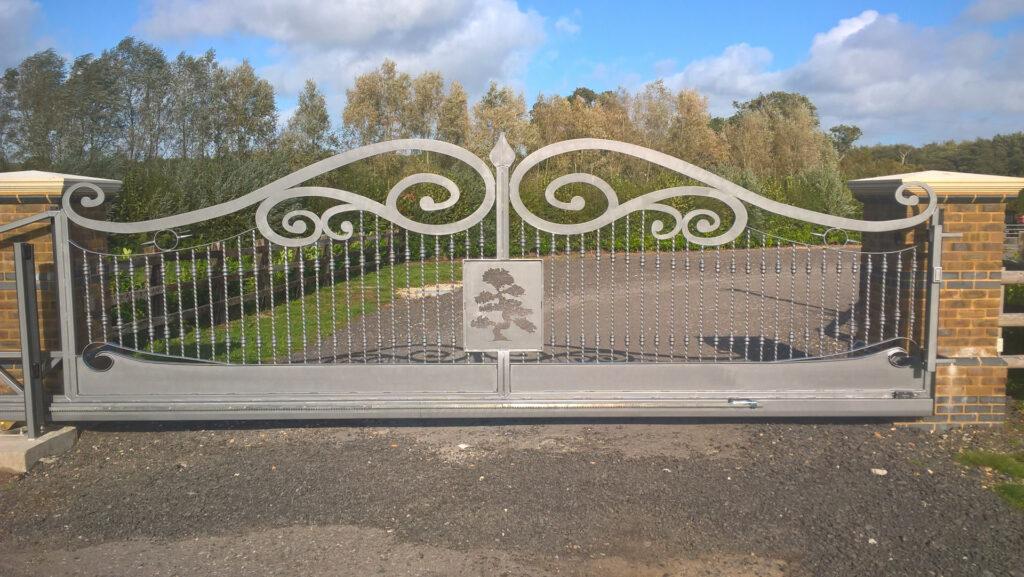 Automatic decorative sliding gate