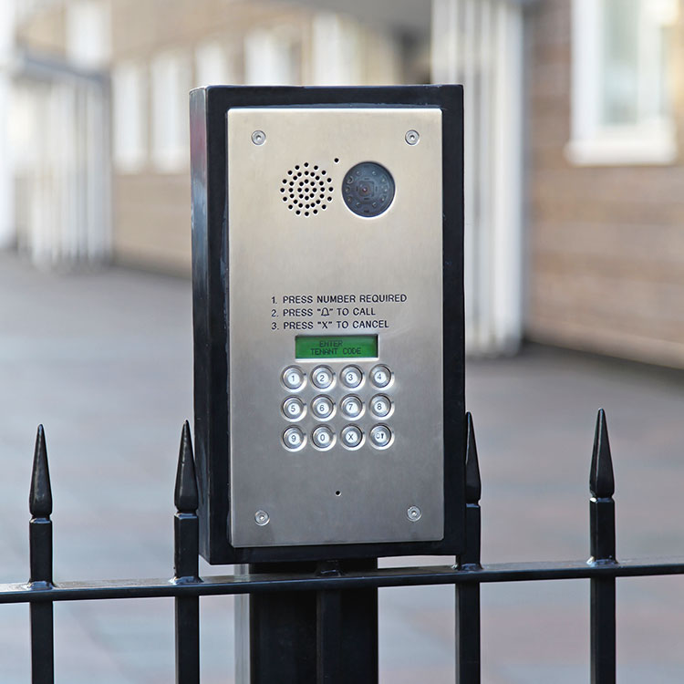 Wireless intercom system with screen mounted on fence