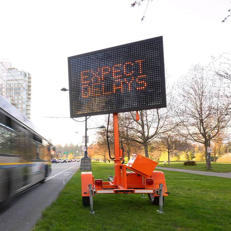Portable variable message road sign
