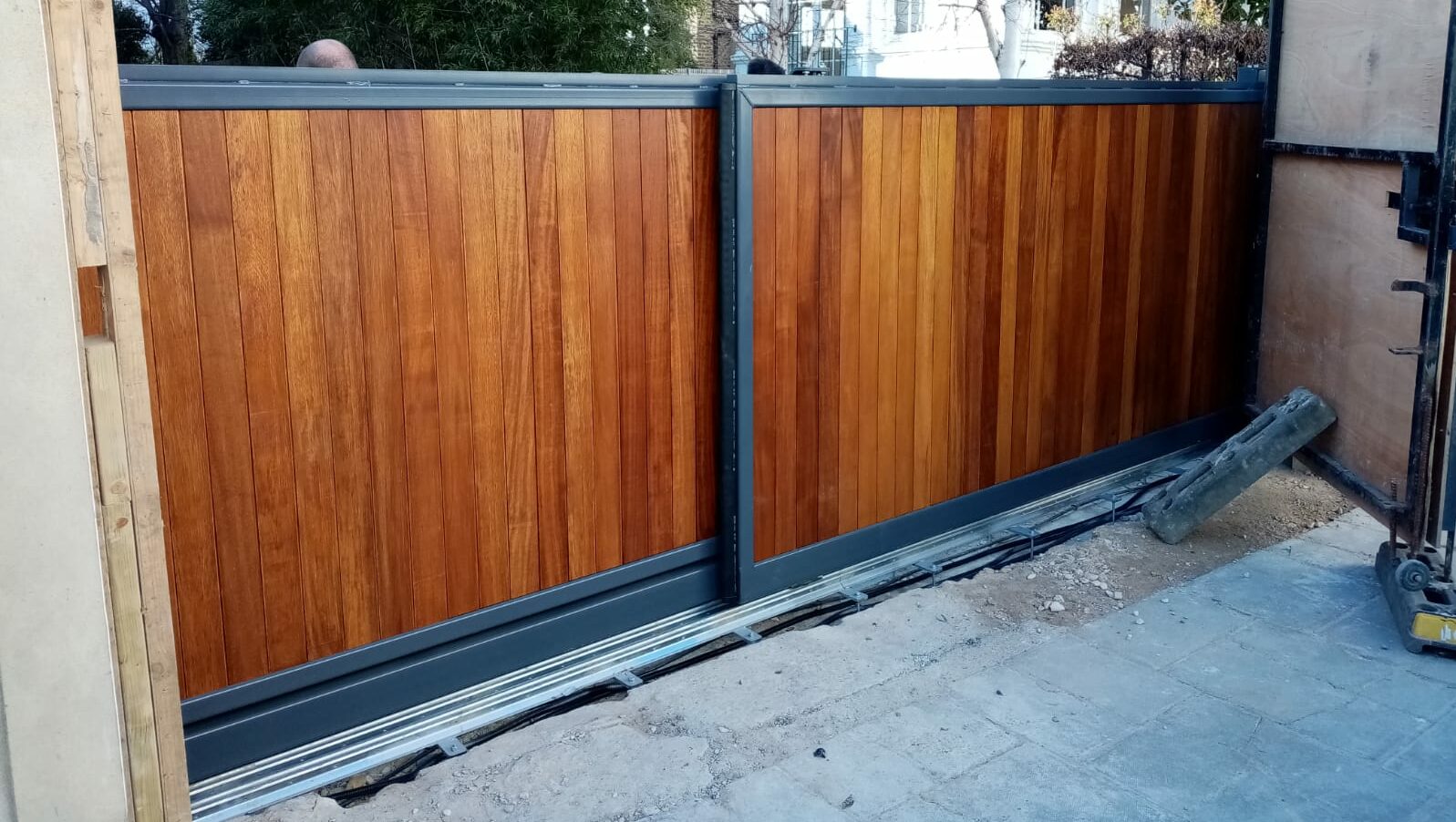 Automatic wooden gates