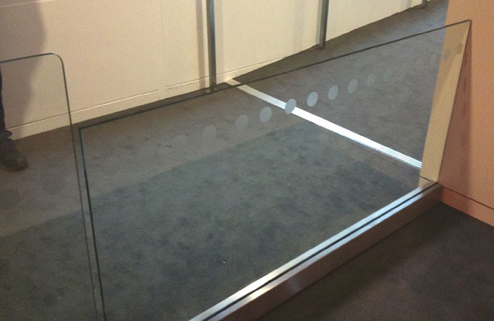 Frameless glass barrier railing