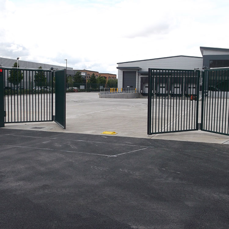 Automatic commercial bifolding gate